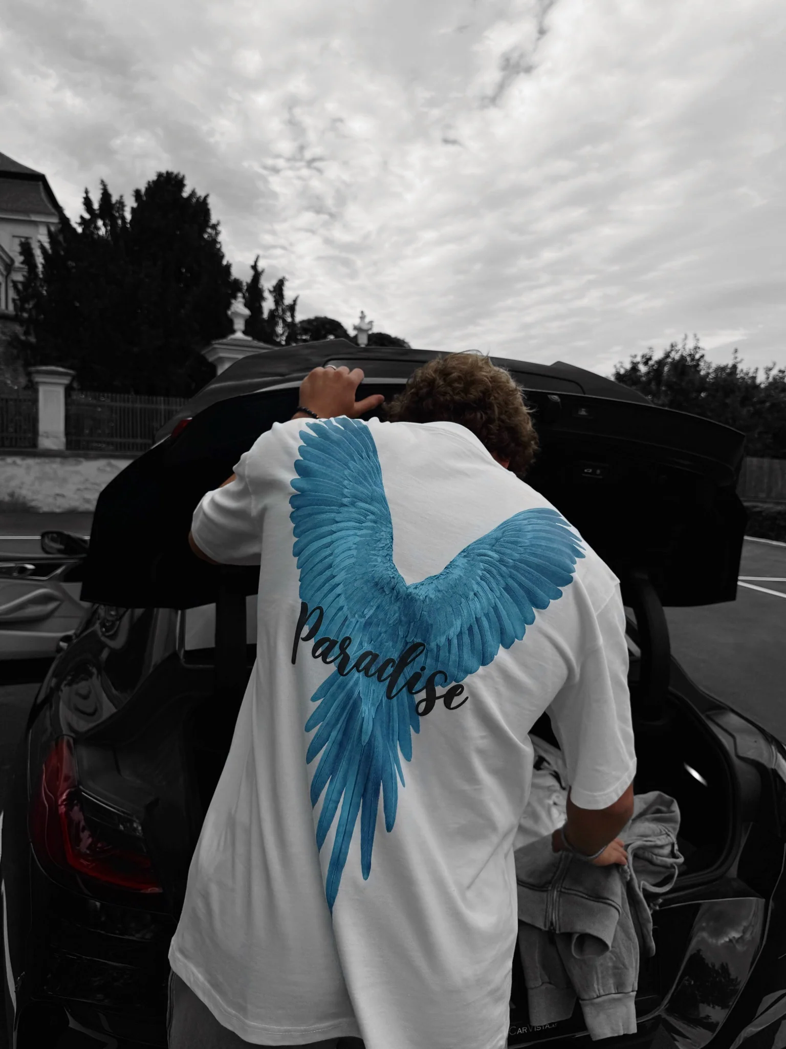 Oversize Parrot Paradise T-shirt - White and Blue