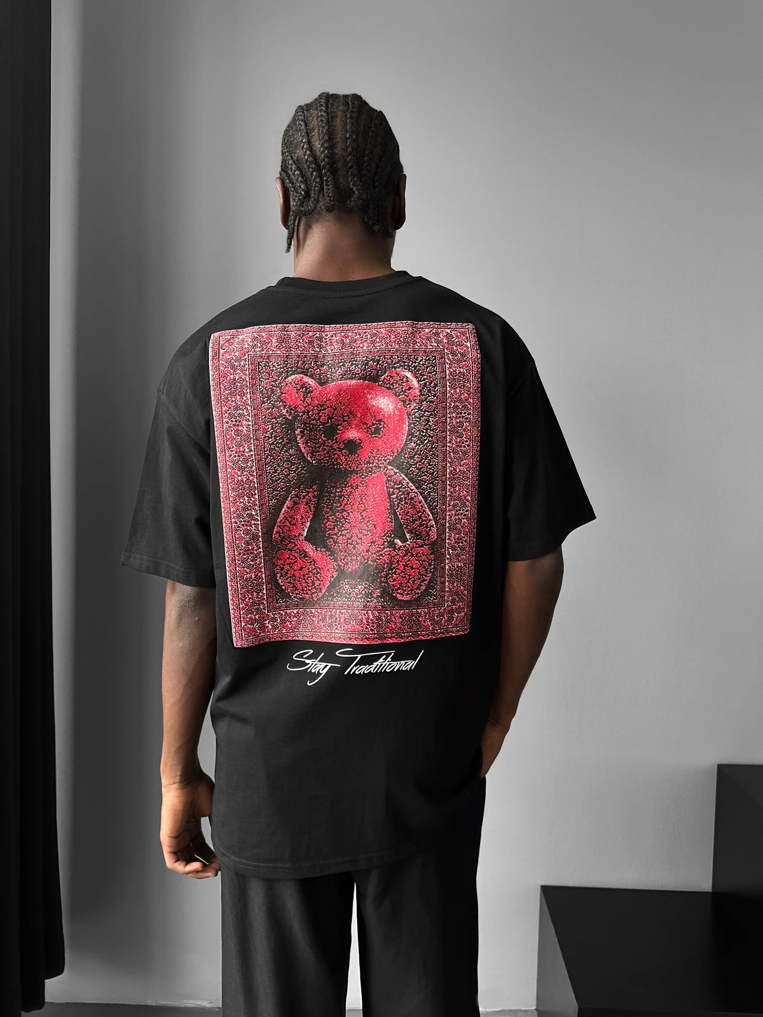 Oversize 'Stay Traditional' T-Shirt - Black and Red