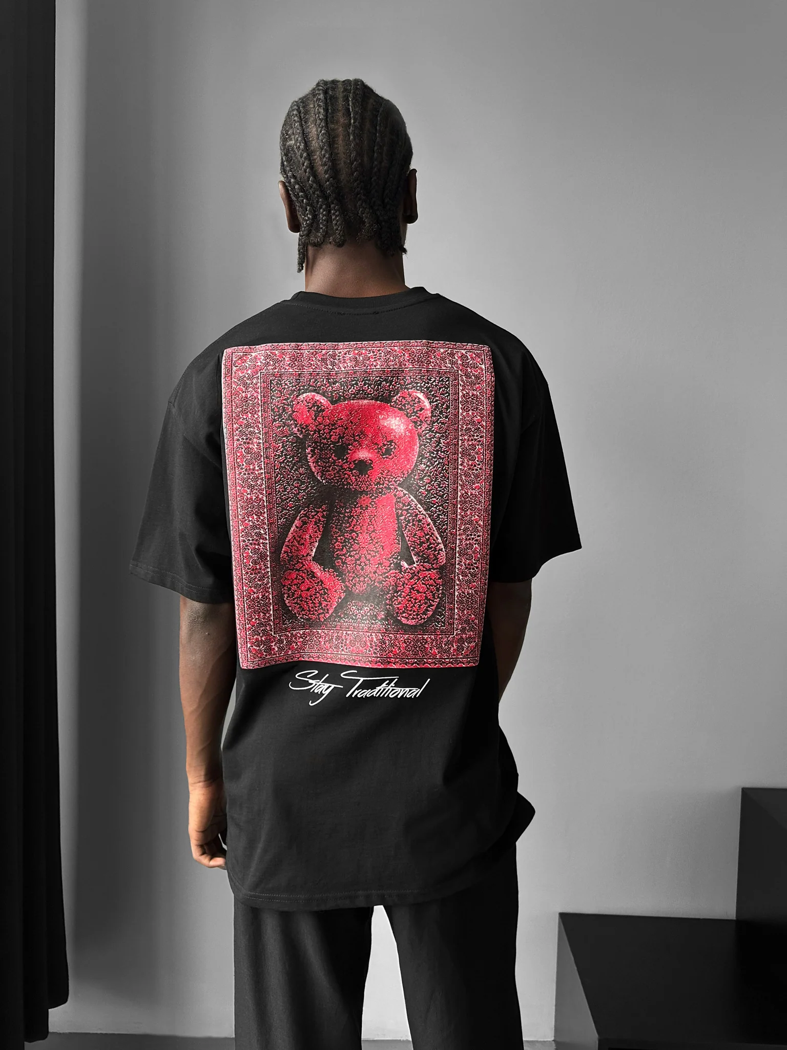 Oversize 'Stay Traditional' T-Shirt - Black and Red - Image 3