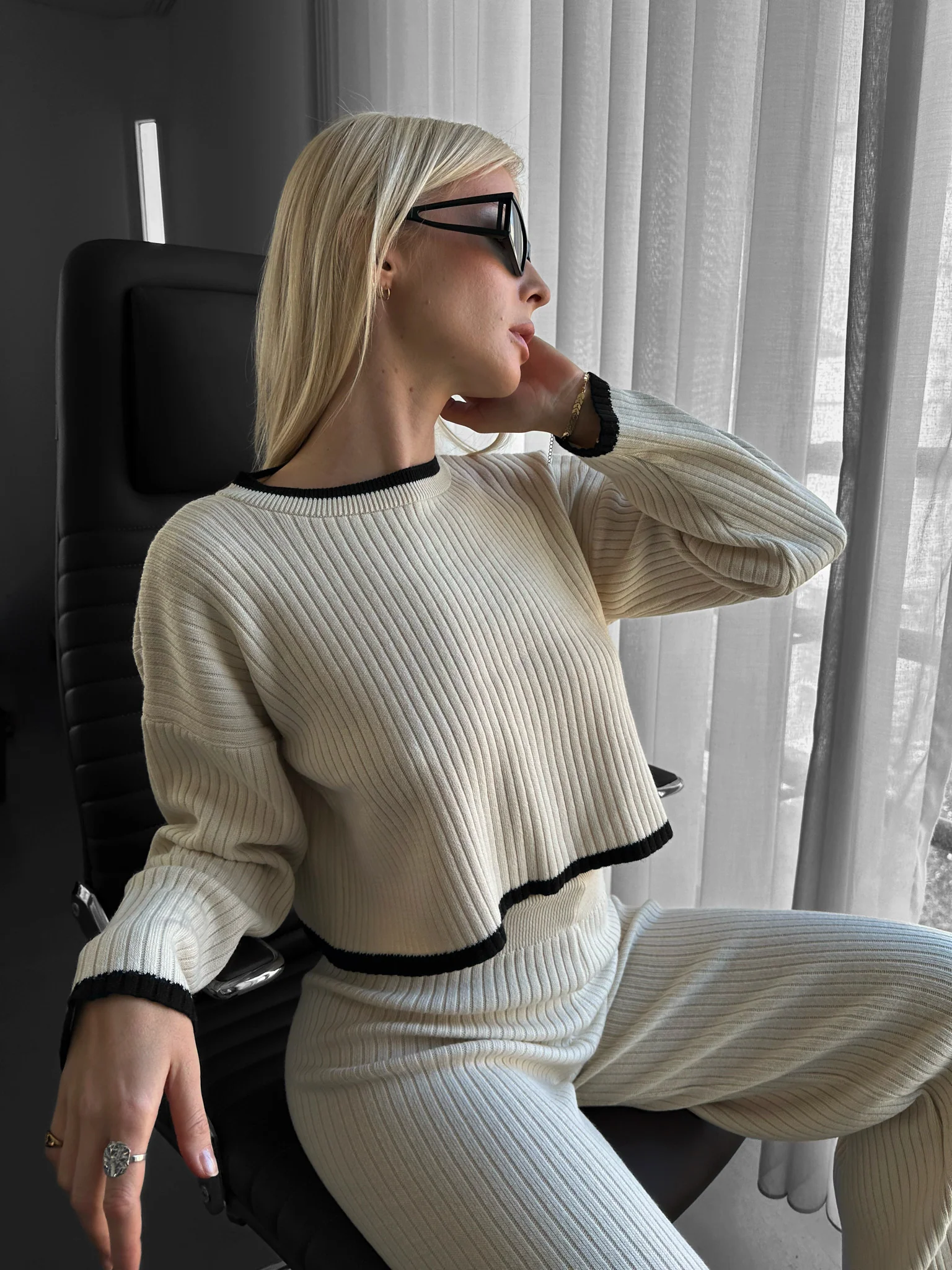 Short Details Knit Pullover - Beige